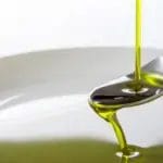 Доволна е само 1 лажица пред појадок: Ги топи наслагите од цревата и ја враќа енергијата која стресот и возраста ви ја „изеле“