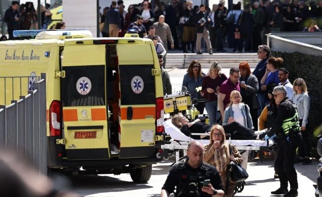 ВООРУЖЕН 89-ГОДИШНИК РАНИ ЧЕТВОРИЦА ПУКАЈЌИ ВО ЦЕНТАРОТ НА АТИНА