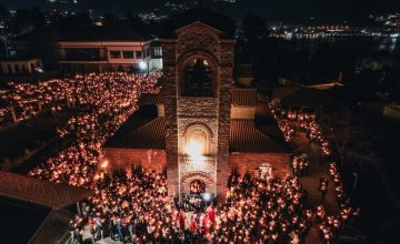 Голем број верници пред храмот „Свети Пантелејмон“ на Плаошник за Велигден