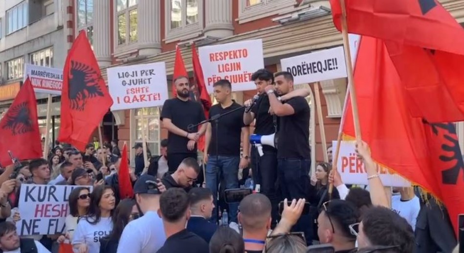 „Бараме правда“, „почитувај го Законот за јазиците“ – студентите протестираа за правосудниот испит