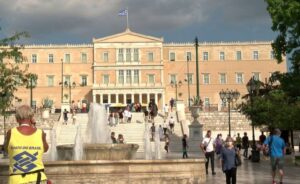 Грчките попови и во дијаспората ќе добијат поддршка од државата