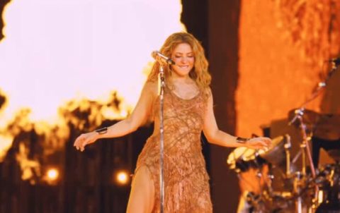 Шакира на удар поради снимките од концертот: Го игнорираше снимателот кој падна пред неа (видео)
