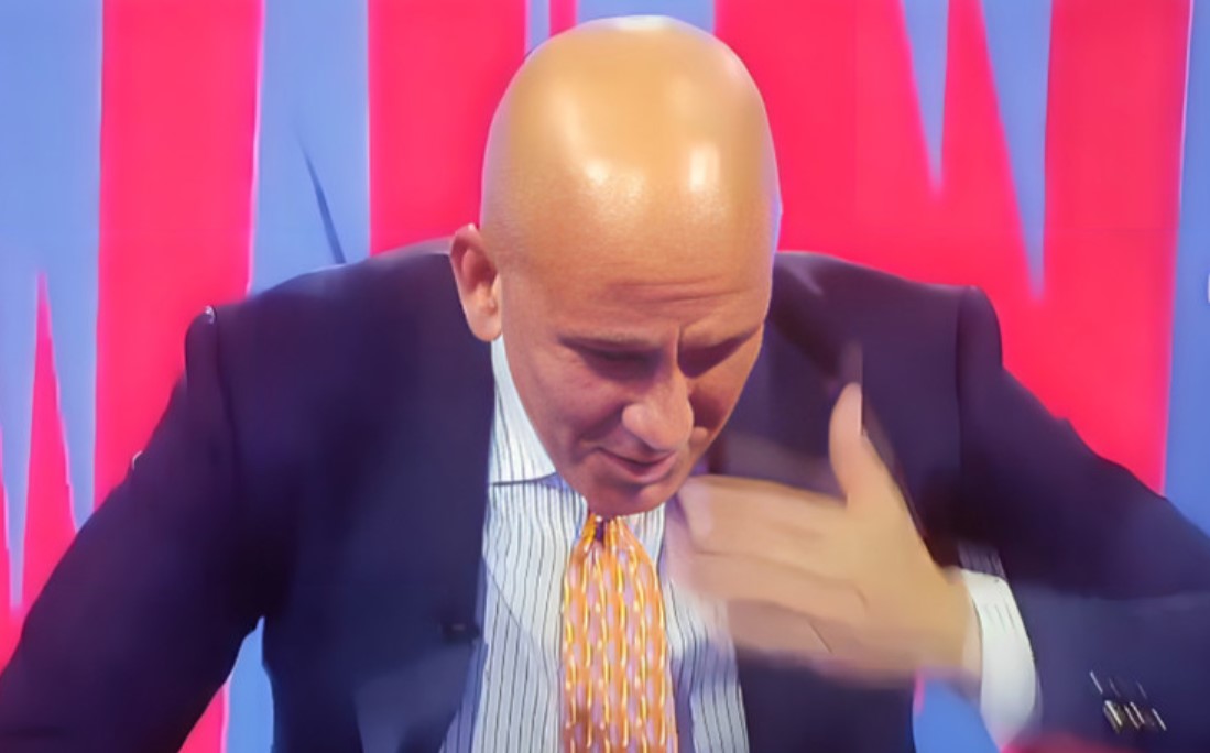 Шокантен испад на Ди Канио: Си ја раскрвари главата удирајќи ја од маса во ТВ емисија (ВИДЕО)