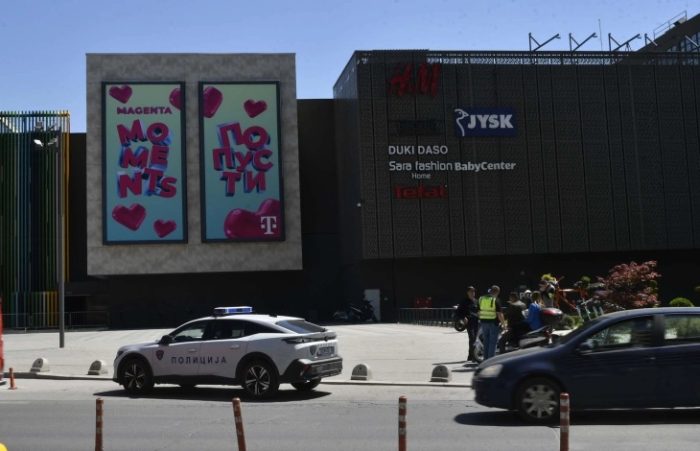 ЛАЖНИ ДОЈАВИТЕ ЗА БОМБИ ВО СКОПЈЕ: МВР два часа ги проверуваше Ист гејт и Дајмонд и утврди дека нема експлозивни направи