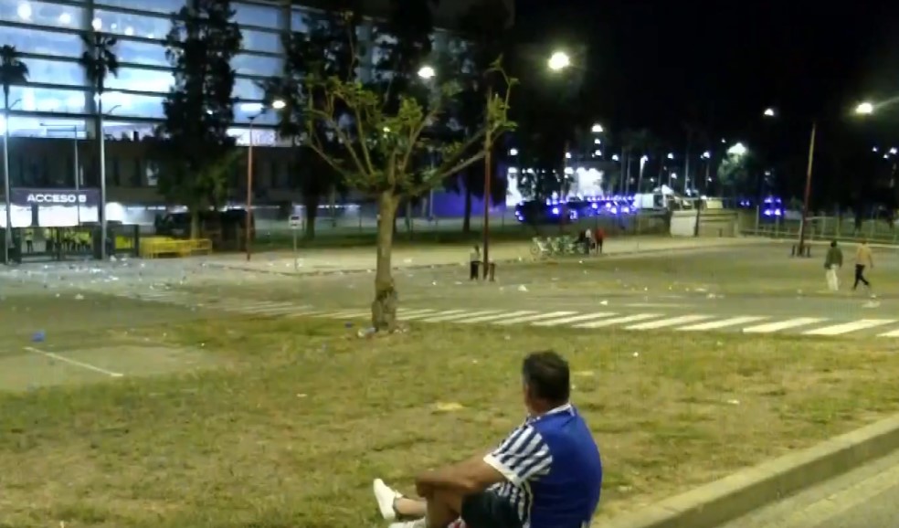 Навивач на Реал Сосиедад големото финале го гледаше од тротоар – билетите им ги дал на сопругата и ќерката! (ВИДЕО)