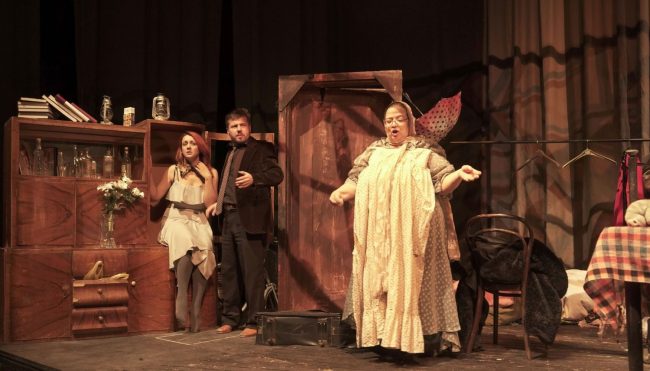 НАЦИОНАЛНИТЕ ТЕАТРИ ЌЕ ГОСТУВААТ ВО СКОПСКИОТ ДРАМСКИ ТЕАТАР ЗА 80-ГОДИШНИОТ ЈУБИЛЕЈ, ВЕЧЕРВА ИГРА БИТОЛСКАТА КОМЕДИЈА „КОКОШКА“