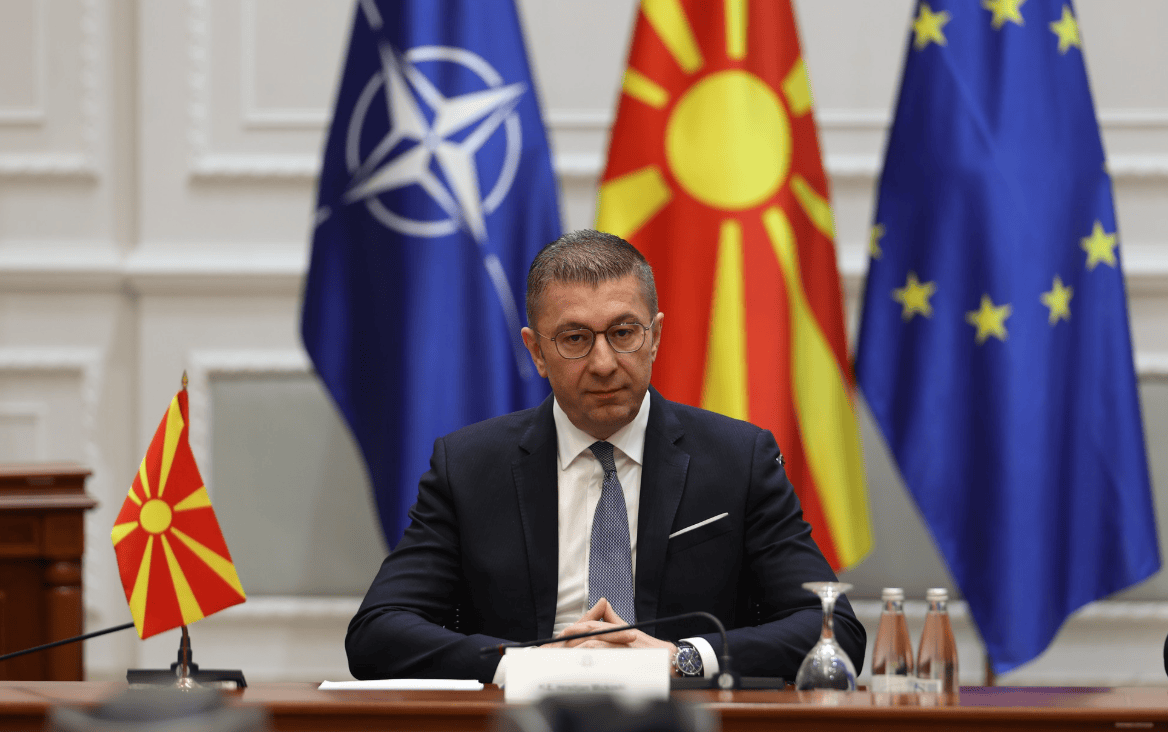 „ДОБРО СЕ СПРАВУВАМЕ СО ЕНЕРГЕТСКАТА КРИЗА, НЕМАМЕ ЦЕНОВНИ ШОКОВИ“, вели премиерот за цените на енергенсите