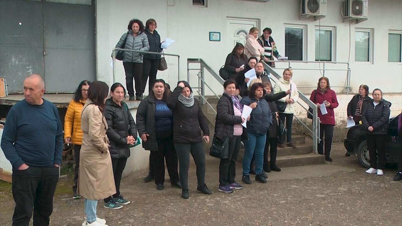 Се затвора текстилна компанија во Кочани – вработените на протест бараат неисплатени плати и к-15