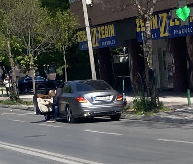 (ФОТО) Манасиевски до Жерновски: Во чија сопственост е ултра модерниот мерцедес кој го возиш?