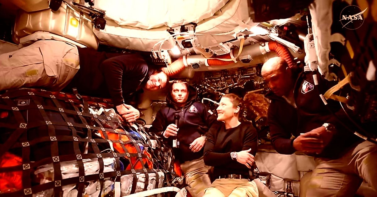 Астронаути на Месечината приморани да вршат нужда во кеси бидејќи од тоалетот се шири „мирис на горење“