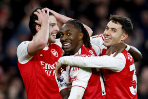 Навивачите „се тресеа“ до последниот свиреж – Арсенал се врати на врвот на табелата