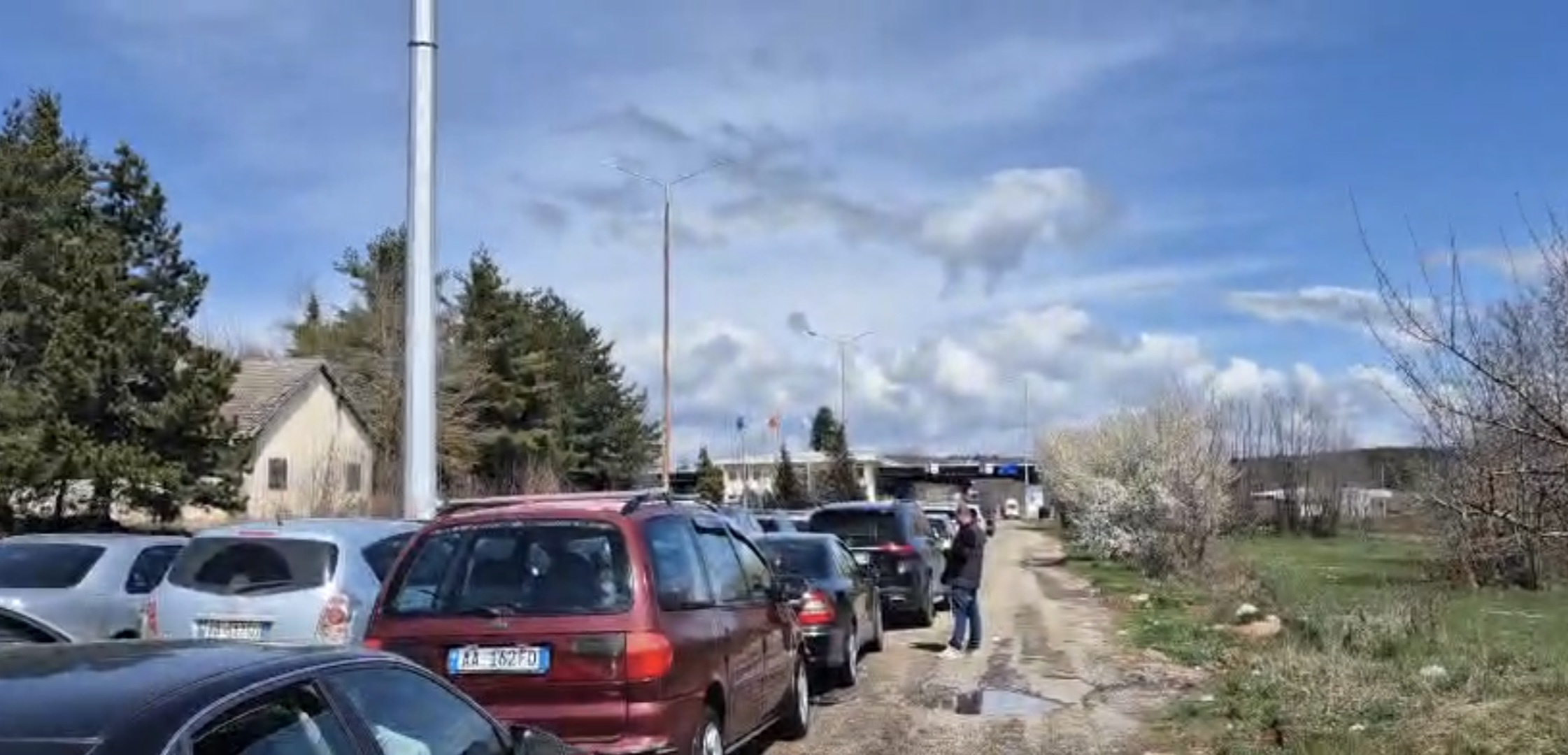 (Видео) Колони од возила на „Ќафасан“, Албанци во Македонија по нафта и храна