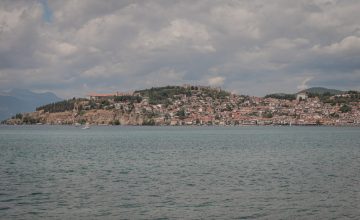 Претежно облачно со повремени врнежи од дожд