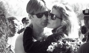 (ВИДЕО) ПОМИНАА 24 ГОДИНИ ОД НИВНИОТ БУРЕН РАЗВОД, А СЕГА ТАА ГО ШОКИРАЛА СО СВОЈОТ ПОТЕГ: Целиот свет ја гледа објавата на Ким Бесинџер!