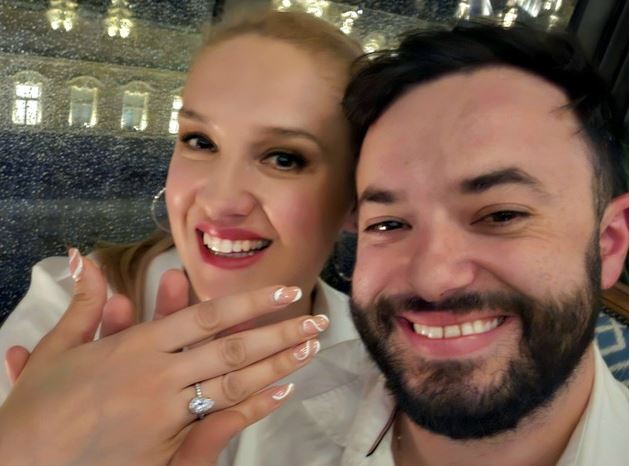 (Фото) „Кажав да на вечната љубов“: Поранешната пејачка Ева Нединковска романтично запросена во Будимпешта