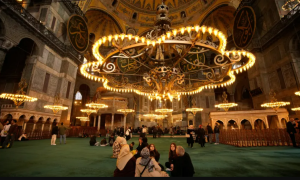Туристи завршија во притвор поради знамето на Византија во Света Софија во Истанбул