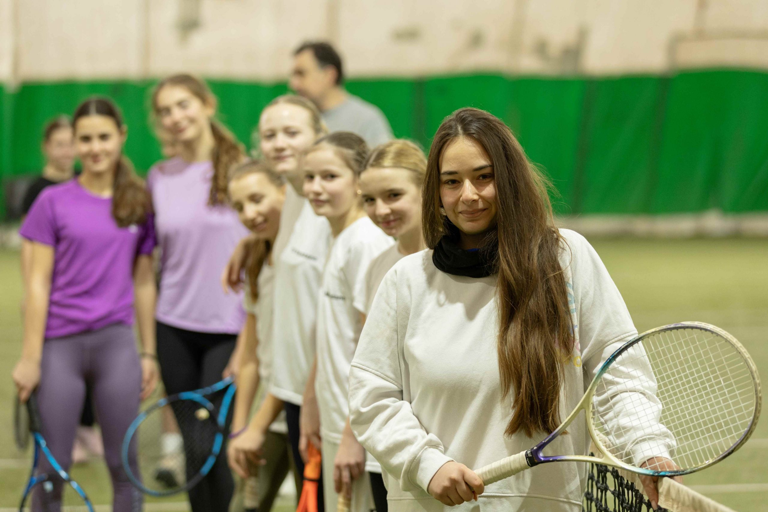 Тенисот е спорт за цел живот. Го продолжува животот, ја јакне самодовербата кај децата! Зошто е добро децата да тренираат тенис?