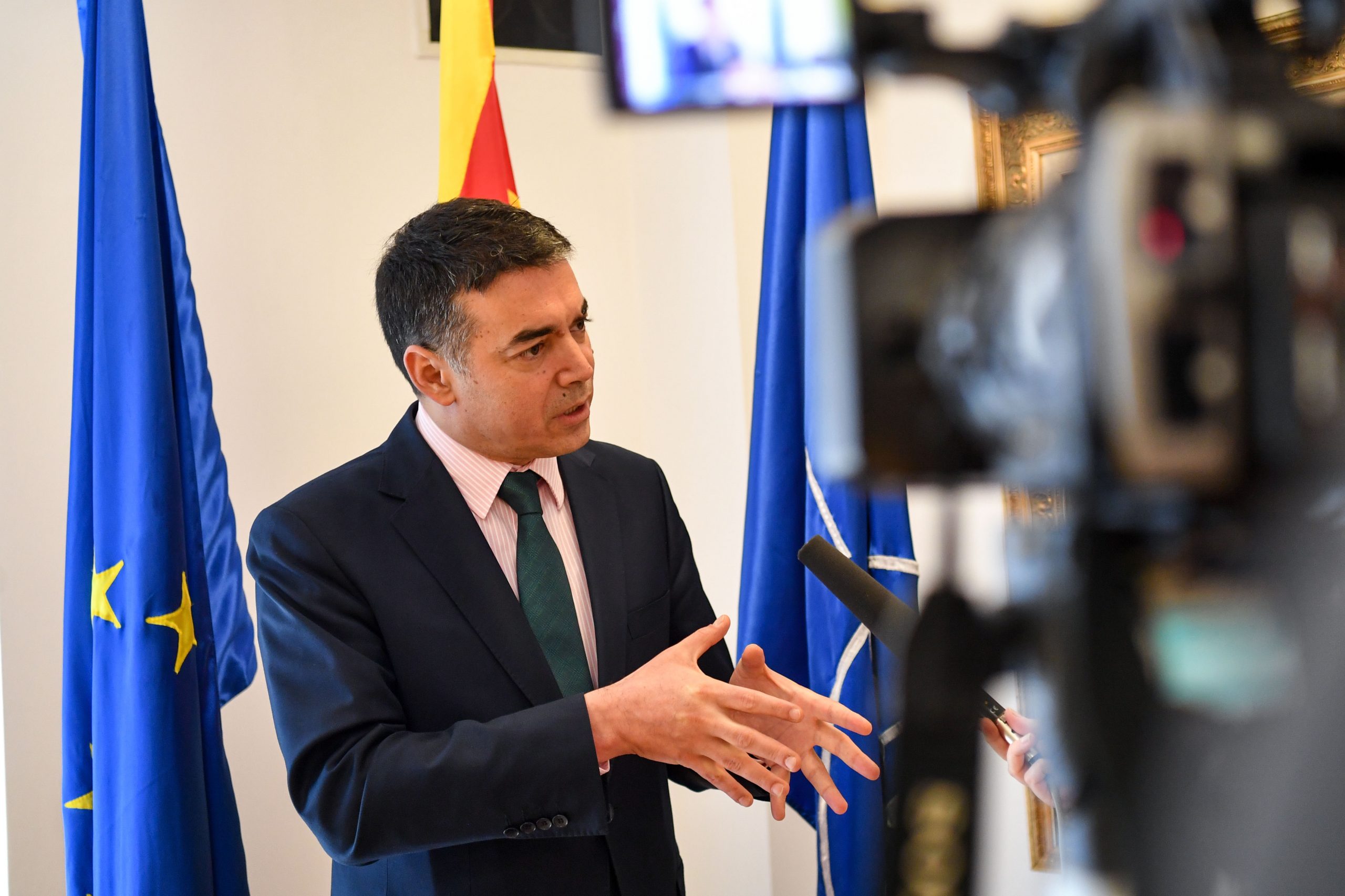 Димитров од Атина: Меѓу Скопје и Софија нема компромис, туку пакет кој не донесе решение