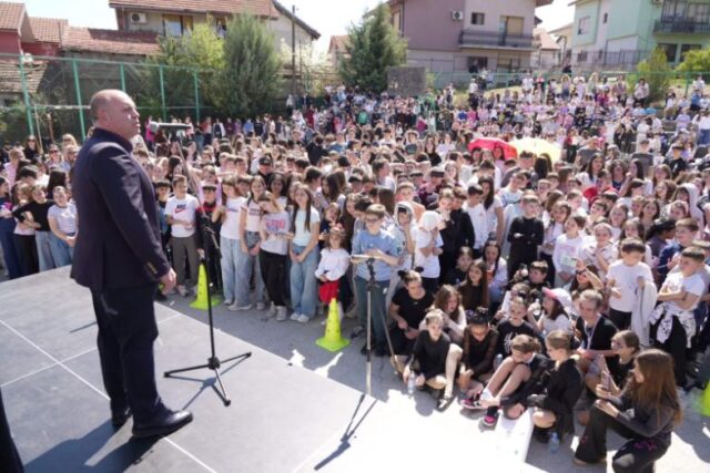 Основци во училишен двор пееле песна за Максим Димитриевски, од ЗНАМ порачаа дека никој не ги принудил и немало злоупотреба