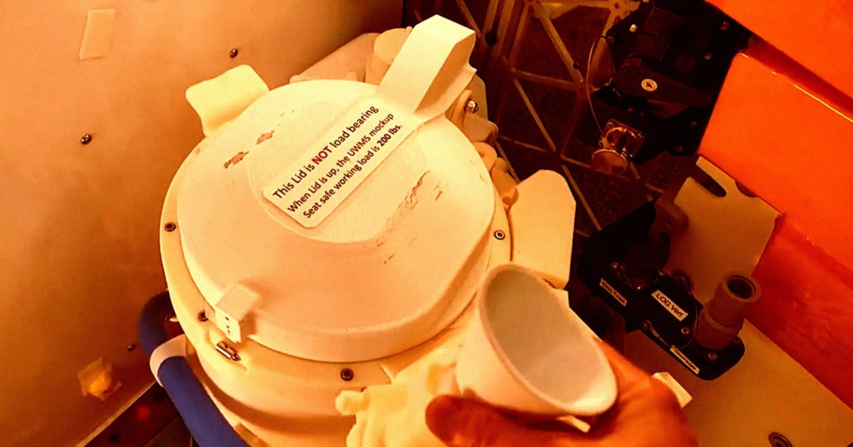 Тоалетот на вселенското летало на НАСА откажа неколку часа по десетдневното патување до Месечината