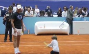 Хит видео: Како синот на Надал игра тенис на три години