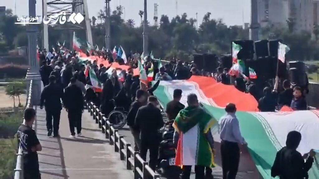 (ВИДЕО) Иранците формираа „живи синџири“ на мостовите