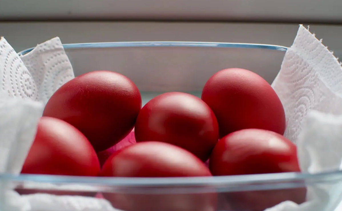 Русинките ги имаат најубавите црвени јајца: Додаваат 1 работа во тенџерето и добиваат боја како рубин