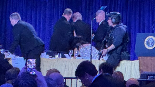 НАПАЃАЧОТ НА ВЕЧЕРАТА НА НОВИНАРИТЕ ОБВИНЕТ ЗА ОБИД ЗА АТЕНТАТ НА ТРАМП