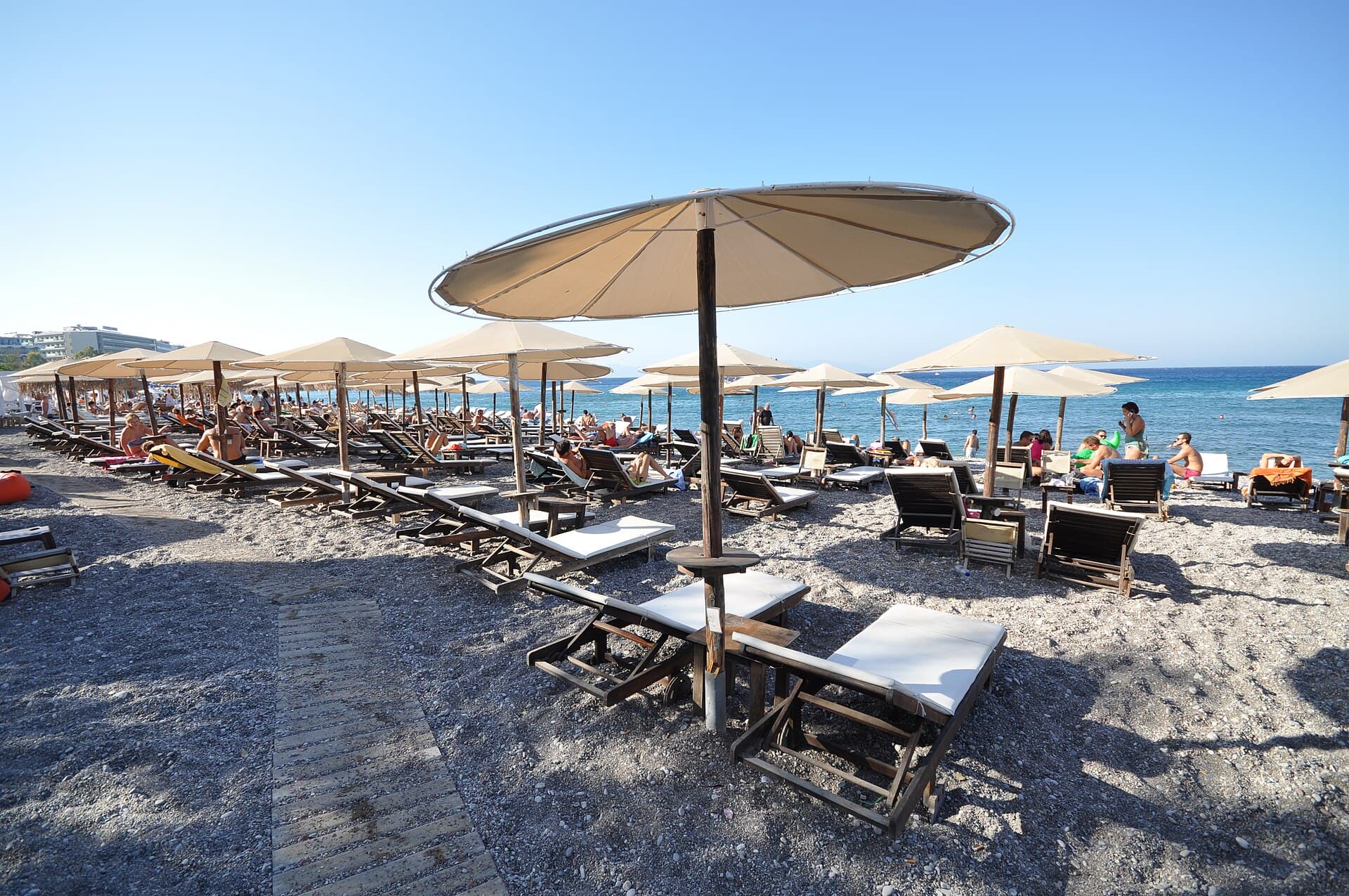 ГРЦИЈА ГИ ЗАОСТРУВА ПРАВИЛАТА: Ниту чадори на сонце, ниту лежалки, ослободени преку 250 плажи за да се зачува автентичната природа