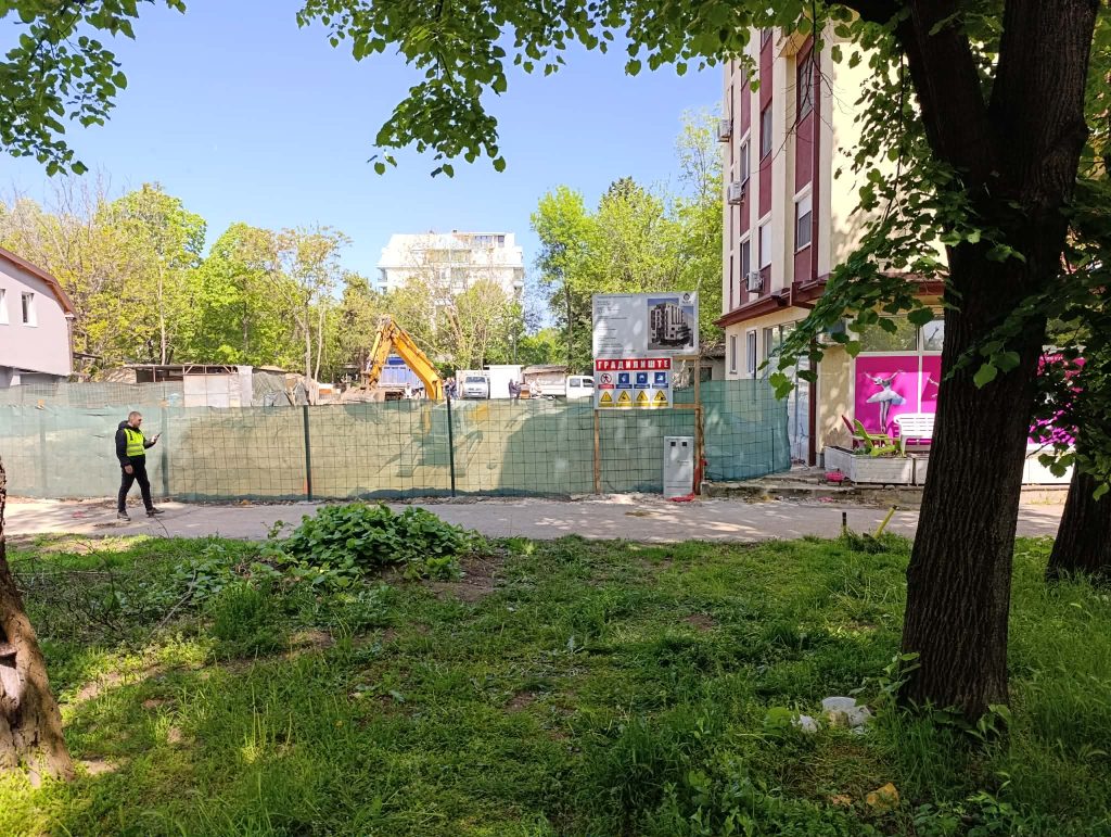 (ВИДЕО) Ова е трагедија, не знам како можат да градат зграда до зграда – вели сосетка за несреќата на градилиштето во Кисела Вода