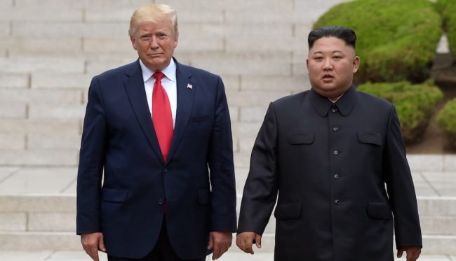 КИМ ЏОНГ УН ЗБОРЕШЕ МНОГУ УБАВО ЗА МЕНЕ, А БАЈДЕН ГО ВИКАШЕ РЕТАРДИРАН, РЕЧЕ ТРАМП