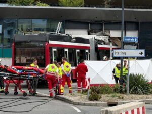 Тролејбус удри во супермаркет во Салцбург – има загинати и повредени