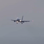 СИ-ЕН-ЕН: Авиокомпаниите ќе продолжат да ги зголемуваат цените дури и по поевтинувањето на горивата