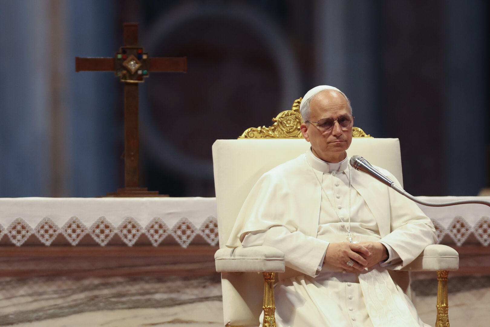 Папата Лав: Живееме во мрачен час од историјата