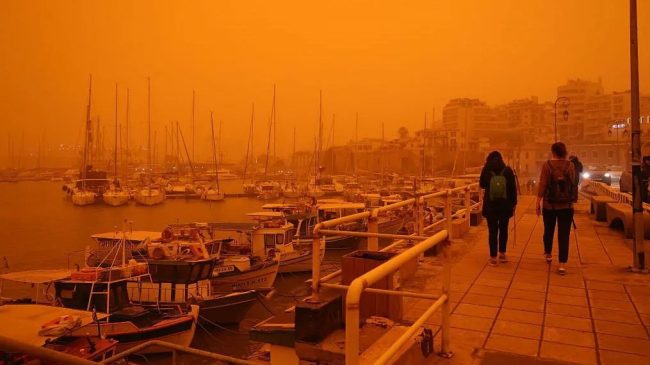 АФРИКАНСКА ПРАШИНА ГО ПОКРИ КРИТ И ГО ОБОИ ВО ПОРТОКАЛОВО