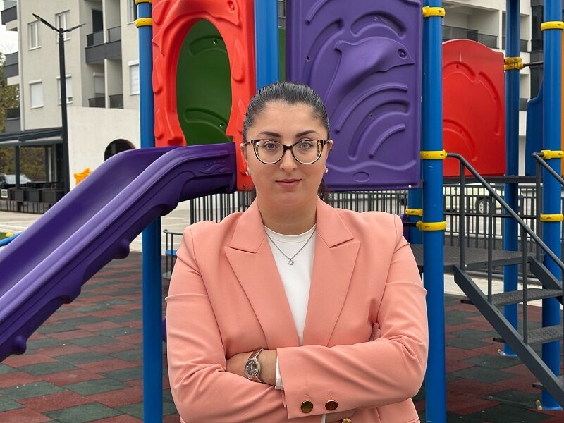 Многу често плаче за ситници, вреска, си ја кубе косата и си ја гризе раката. Многу сум загрижена…