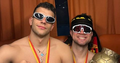 Секогаш задолжени за атмосферата: Лазаревски и Богдановски на свој начин го прославија трофејот (ФОТО)