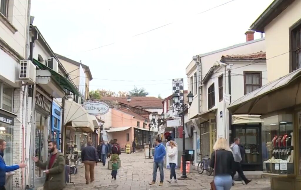 Се реставрира калдрмата на „Самарџиска“ во Чаршијата – занаетчиите се плашат дека тоа ќе ја зголеми киријата