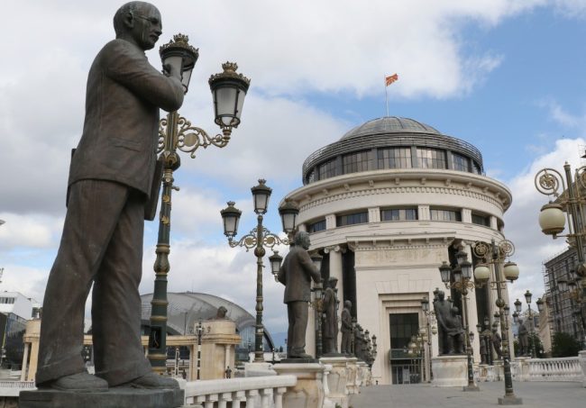 ДВАЈЦА ГРАБНАЛЕ МАЖ ОД ДОМА, ГО ОДНЕЛЕ ВО ШУМА, ГО ТЕПАЛЕ И ГО ТЕРАЛЕ ДА ПРИЗНАЕ ДЕКА ЈА СИЛУВАЛ СОПРУГАТА НА ЕДЕН ОД НИВ, ПА ГО ОДНЕЛЕ ВО ПОЛИЦИЈА ВО НЕГОТИНО