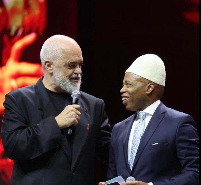 „НЕКА КРЕНЕ РАКА АКО НЕКОЈ НЕКОГАШ ПОМИСЛИЛ ДЕКА ГРАДОНАЧАЛНИКОТ НА ЊУЈОРК ЌЕ ПОБАРА АЛБАНСКО ДРЖАВЈАНСТВО“: Рама објави фотографија од Адамс со албанска национална капа