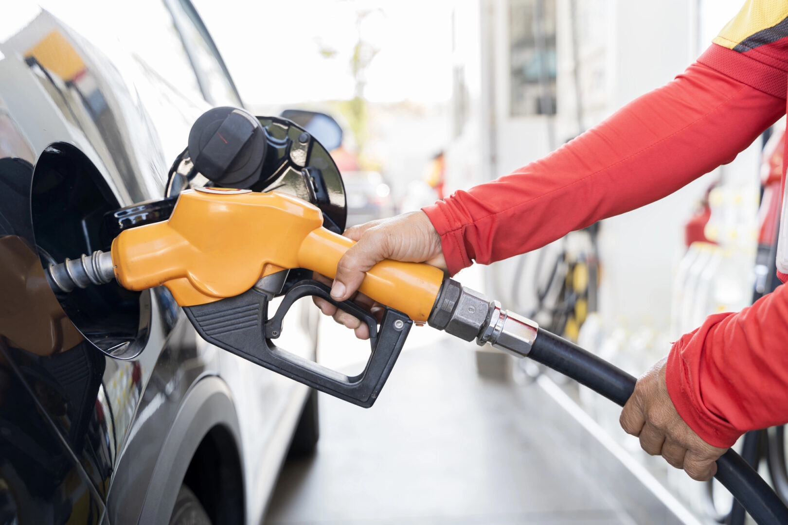 Американскиот министер: Цените на горивата ќе останат повисоки поради војната со Иран