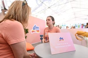 dm го заокружи учеството на „Женска трка“ со донација од 150 пакети со менструални производи