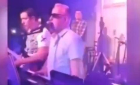 Јавноста згрозена: Колегата му го краде бакшишот на Саша Матиќ среде настап, но ги заборави камерите (видео)