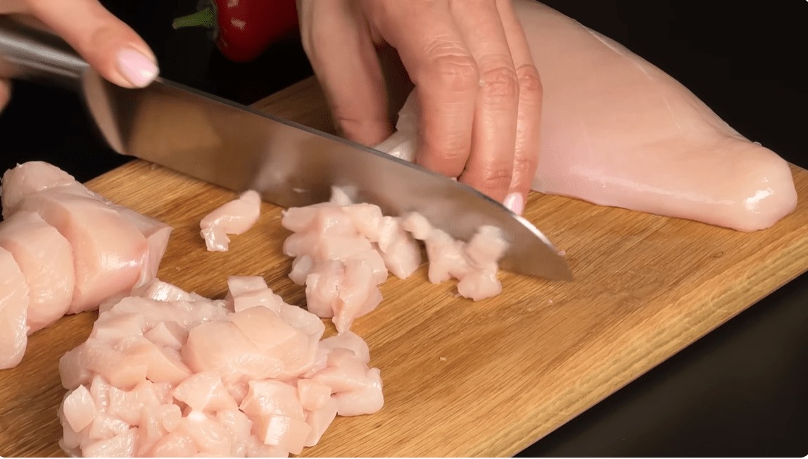 Француски модерен ручек што го освои светот — Крцкави пилешки филети со зачинет компир и краставици