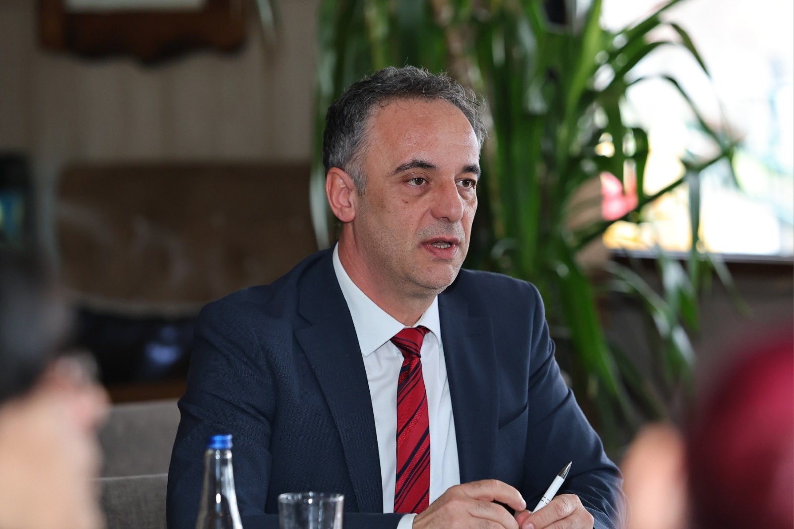 Вицепремиерот Арбен Фетаи не оди на работа ниту, пак, на седници на Владата, открива Алиу