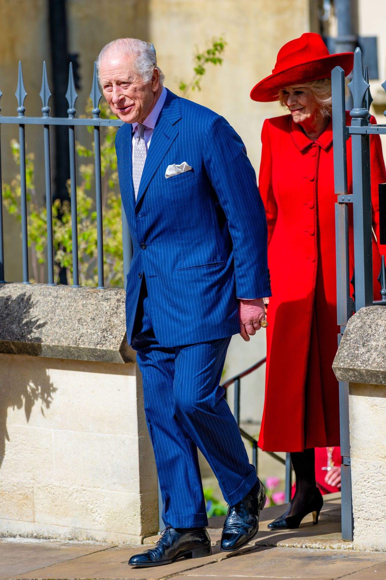 Моментот што го обиколи светот: Еве што направи кралот Чарлс пред да влезе во црква