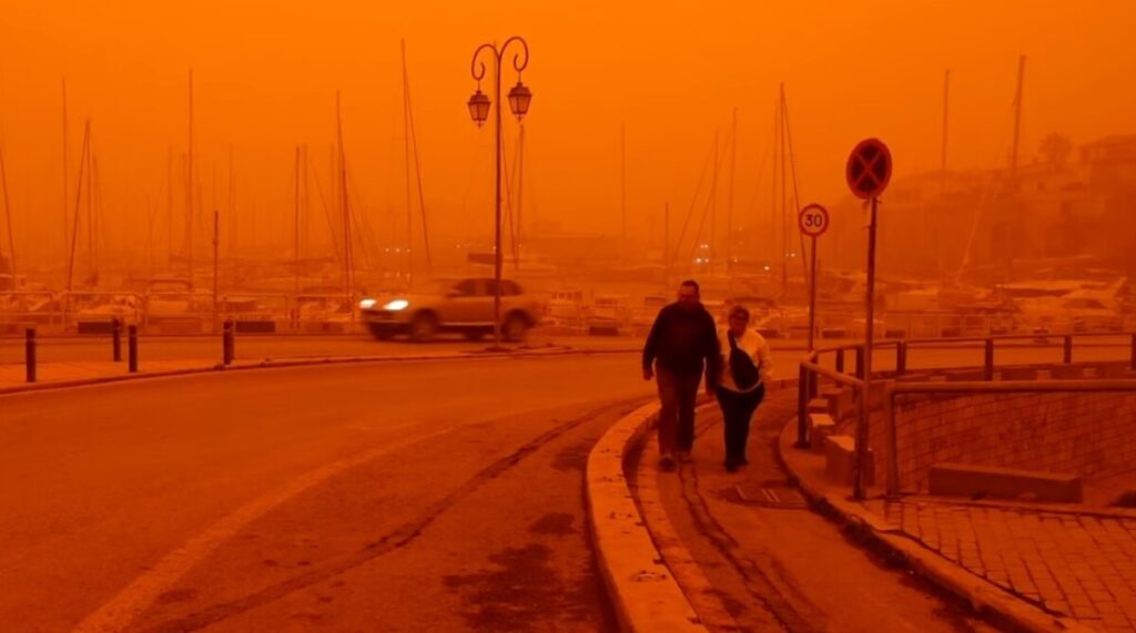 Портокалово небо над Крит: Сахарска прашина, торнадо и хаос во воздушниот сообраќај