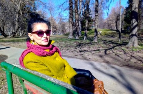 Нема кој не „падна“ на нејзината енергија и шарм: Стојна Костовска празнично распеана и разиграна во домашното дворче (видео)