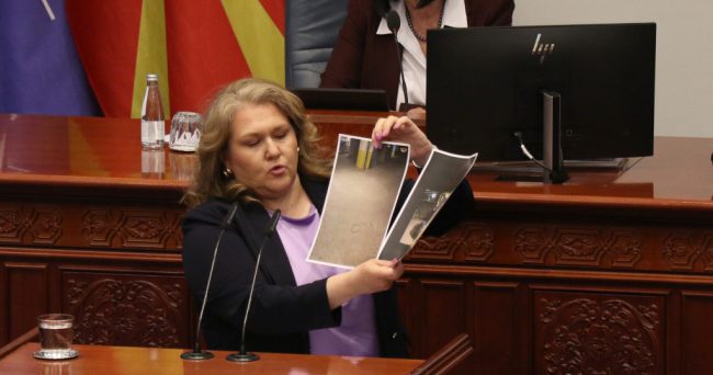 ЗОШТО ГО УАПСИВТЕ САМО ДИРЕКТОРОТ НА ЗЕМЈОДЕЛСКА ПЛАТЕЖНА АГЕНЦИЈА ЗА ПОТКУП ВО ГАРАЖАТА НА ЗГРАДАТА НА МИНИСТЕРОТ ЦВЕТАН ТРИПУНОВСКИ, ГО ПРАША ПЕТРОВСКА ТОШКОВСКИ, ТОЈ Ѝ РЕЧЕ ДЕКА НА ДАМА ТАКВА ИНВЕНТИВНОСТ НЕ Ѝ ДОЛИКУВА