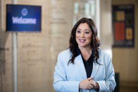 Министерката за труд на Трамп, Лори Чавез-Деремер, поднесе оставка поради истрага за злоупотреба на права